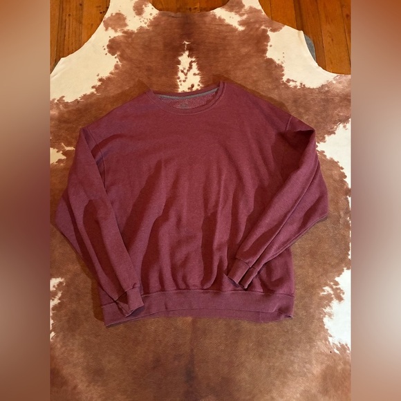Fruit of the Loom red sweatshirt 
Unisex best fits size large in women's - Picture 1 of 3